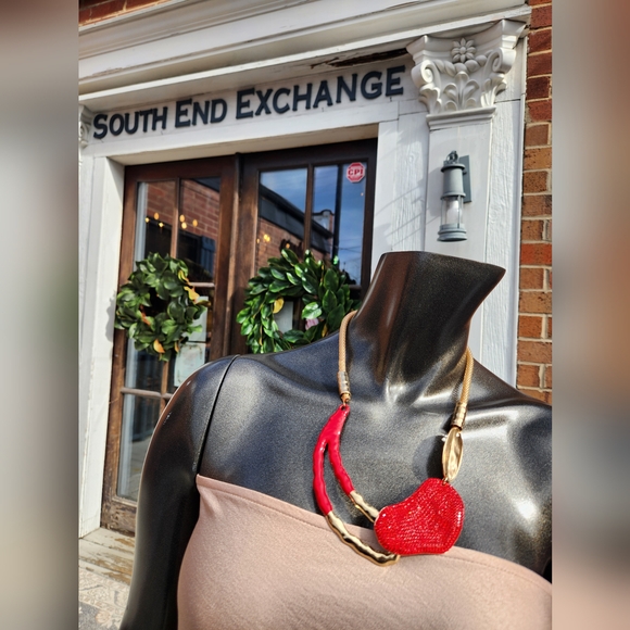 ✨️ Elegant Red and Gold Necklace with Earrings Set ✨️ - Picture 5 of 15